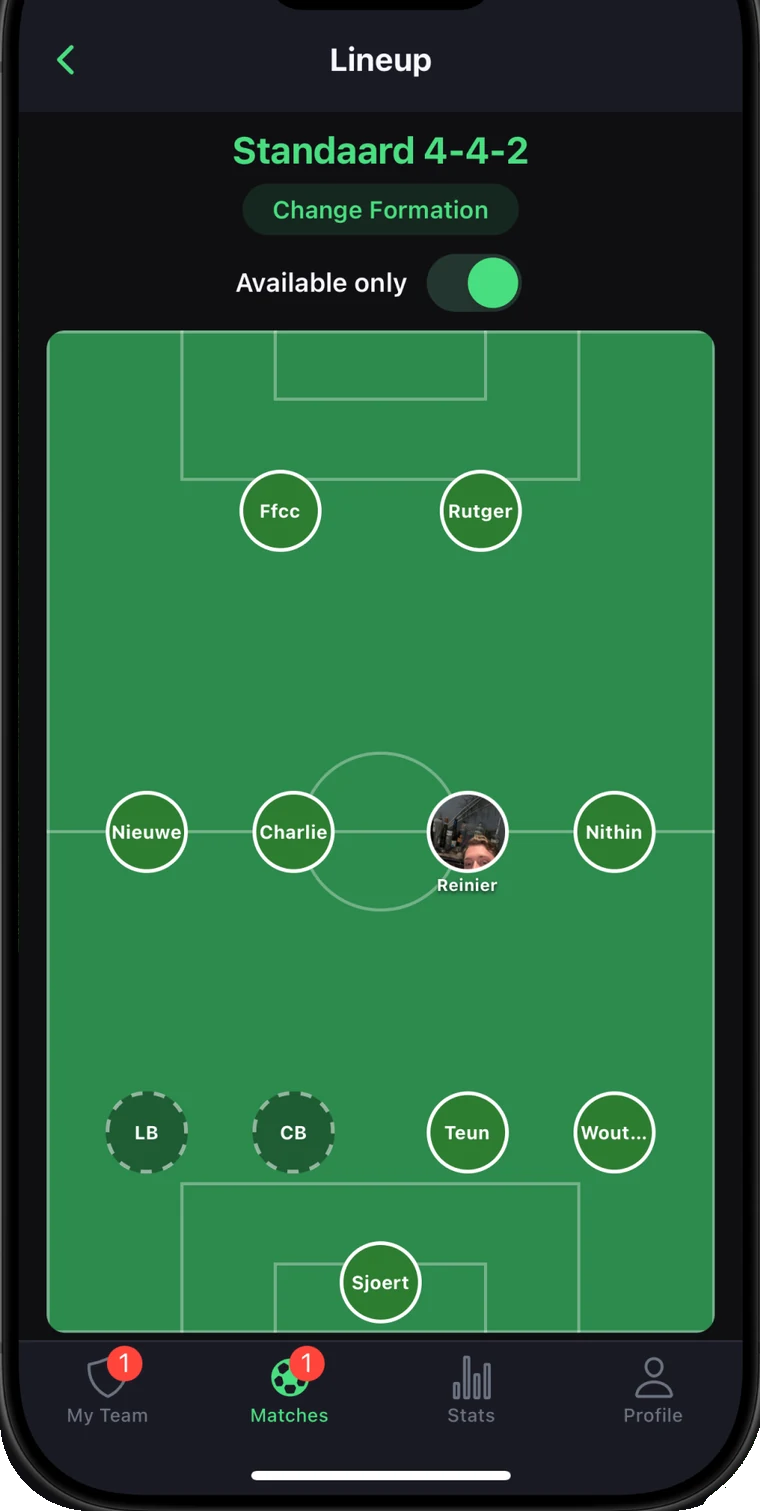 Opstellingsscherm met een 4-4-2 formatie op een interactief veld